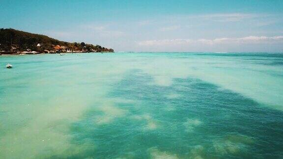 晶莹剔透的水在热带岛屿巴厘岛印度尼西亚