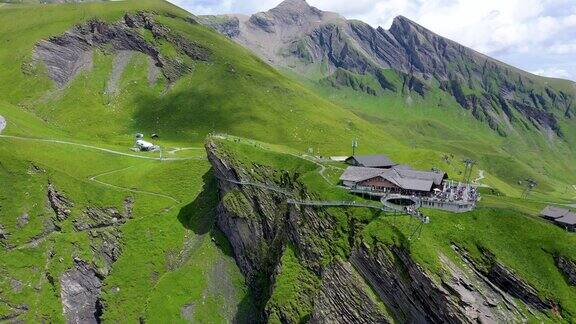 格林德沃格林德沃第一的热门旅游景点悬崖漫步瑞士阿尔卑斯山格林德沃山谷瑞士瑞士格林德沃的第一次悬崖漫步