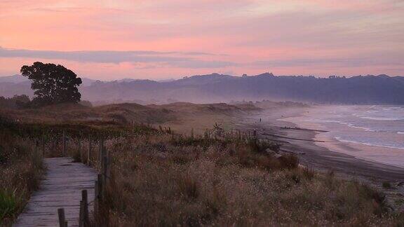 怀希海滩的日落雾