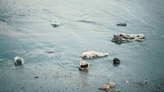垃圾倾倒在海滩上环境污染