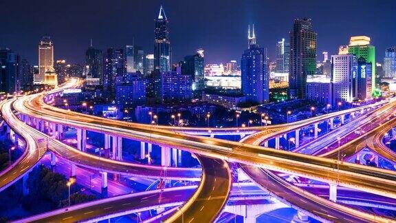 照亮夜间高架道路和繁忙的交通上海中国