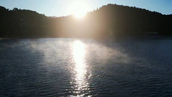 清晨低空飞过雾蒙蒙的湖面