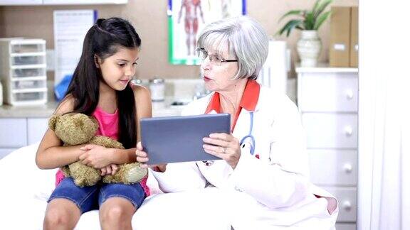 女医生和拉丁后裔的女孩病人在儿科医生的办公室或诊所