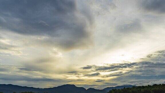 热带山脉上美丽的日落延时视频