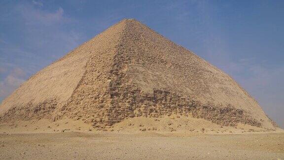弯曲金字塔是位于达赫舒尔皇家墓地的古埃及金字塔位于开罗南部约40公里由古王国法老斯尼弗鲁建造埃及