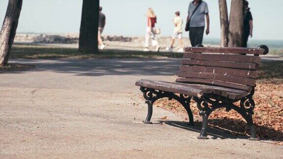 手持电影拍摄的一个空的长凳在秋天的公园