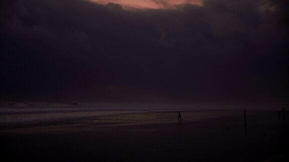 在海滩上散步的女人巴厘岛海滩上的日落