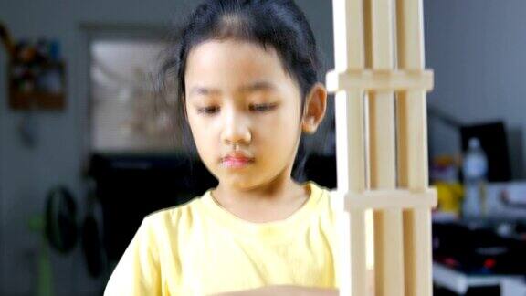 亚洲小女孩玩木制积木堆玩具