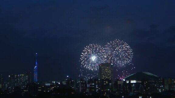 在福冈市的天空中五颜六色的烟花照亮了城市