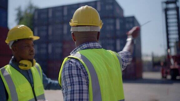 非裔美国工人检查在港口工作的集装箱