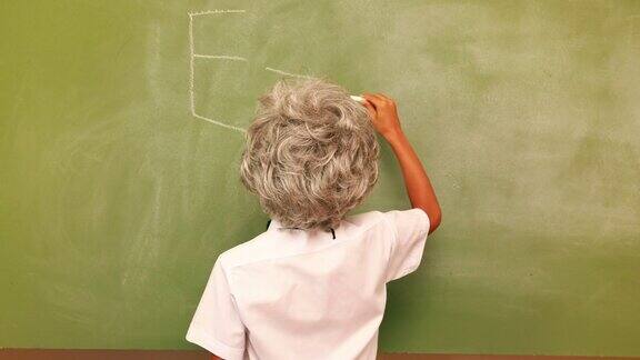 可爱的小学生在黑板上写数学