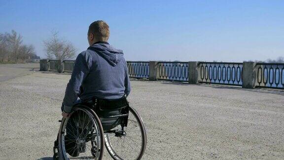 残疾人轮椅街道上行走困难的轮椅轮椅上的残疾人移动的人