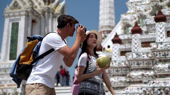 亚洲或日本游客参观泰国寺庙(watAroon)乘船