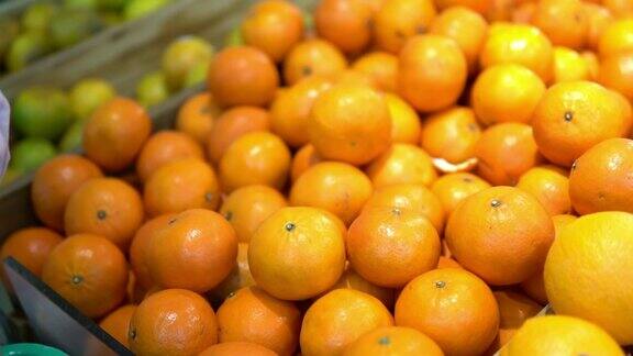在超市买橘子的女人