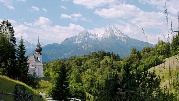 德国巴伐利亚州贝希特斯加登的朝圣教堂MariaGern背景是瓦兹曼山