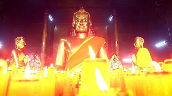 寺庙里的佛像和蜡烛