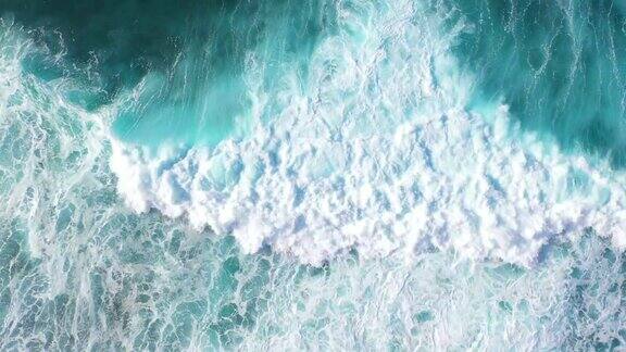巨大的海浪冲击着珊瑚圈从以上观点