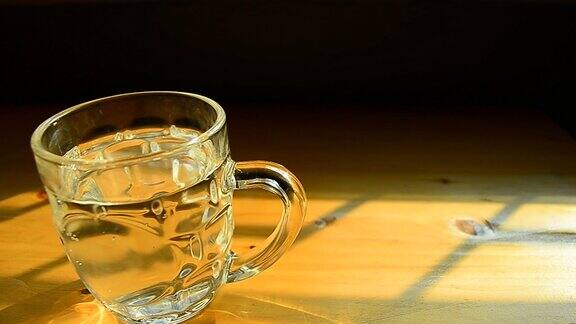 摄影:桌上的一杯水