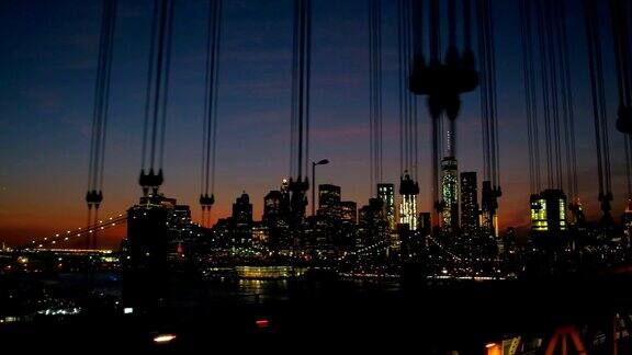 开车经过曼哈顿大桥俯瞰布鲁克林大桥和曼哈顿市中心