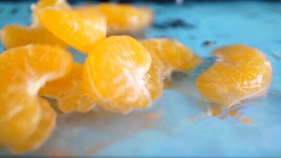 熟透的橘子片落入水中