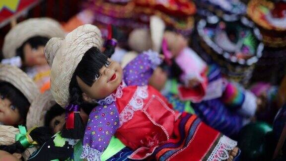 特写和远离墨西哥娃娃与五颜六色的裙子纪念品
