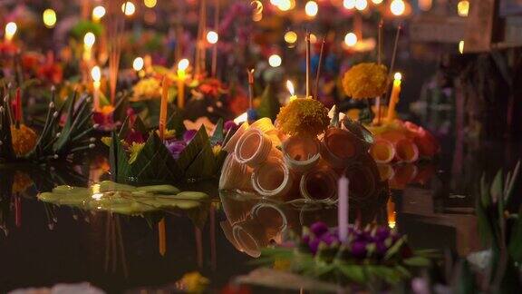 水面上漂浮着很多木鳖庆祝一个传统的泰国节日-LoyKrathong