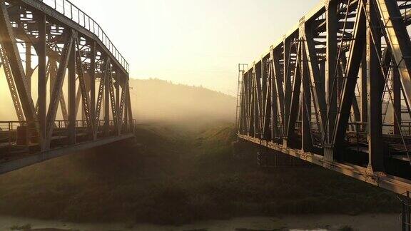 铁路桥黎明时分在雾中