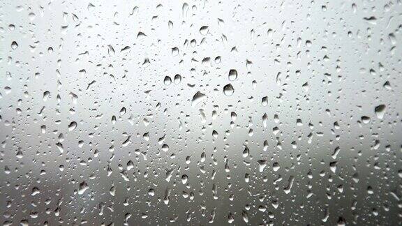 小雨打在窗口