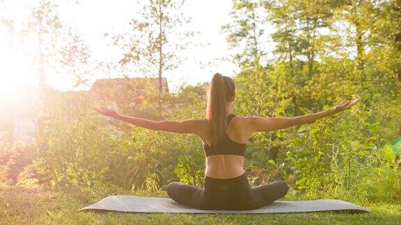 注重身体健康的女性在户外的后院做瑜伽