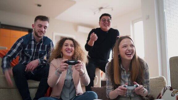 兴奋的朋友在玩电子游戏