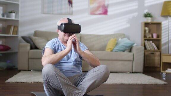 戴着VR眼镜的老人在家练习瑜伽