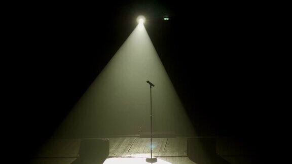 舞台上的麦克风特写白色灯光和烟雾