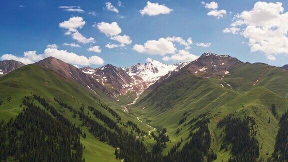 那拉提草原的山景