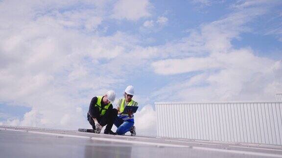 太阳能设备的维护工程师和经理在太阳能发电厂工作