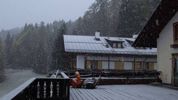 郊区的一个街区下雪了