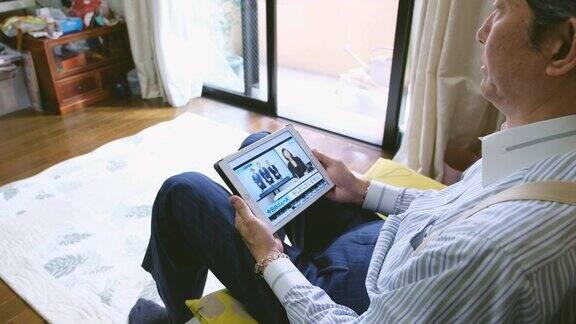 一名日本男子在看在线新闻