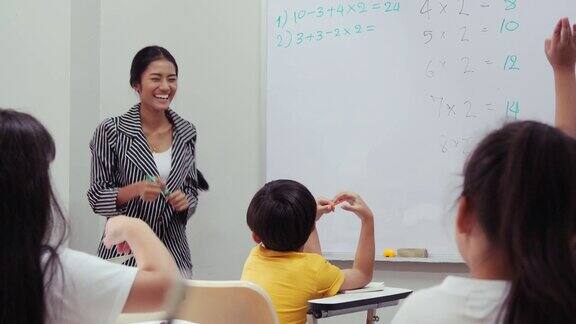 老师在学校教她的学生学生听老师讲课教育