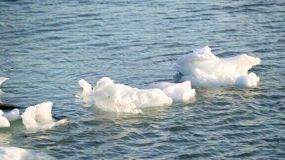 冰山漂浮在北冰洋上