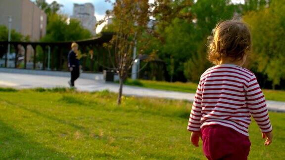 小女孩在公园里散步