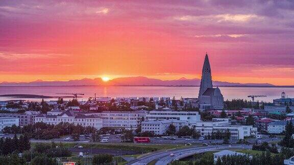 日落时分冰岛最著名的教堂Hallgrimskirkja美丽的红色天空