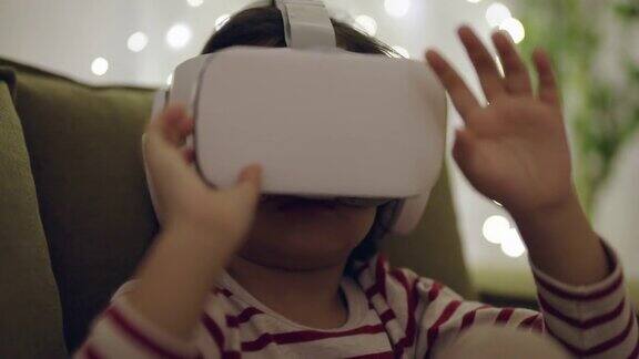 亚洲男孩用虚拟现实眼镜看电影
