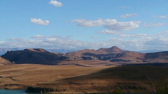 南非德拉肯斯堡山脉上空漂移云的时间流逝