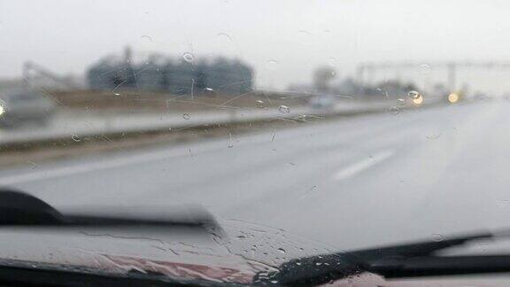 汽车挡风玻璃雨刷在下雨时工作