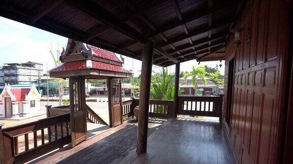 老泰国传统房屋风格以木结构建筑雕花装饰建筑