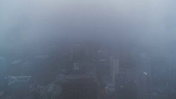 PAN高角度的芝加哥在雾和雨