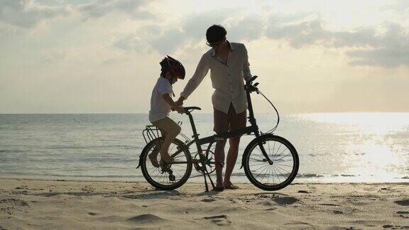 一家人在海滩上骑自行车