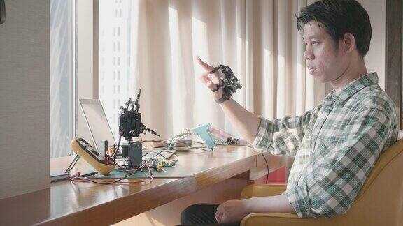 男程序员编写应用假肢机器人手臂控制机器人运动的软件