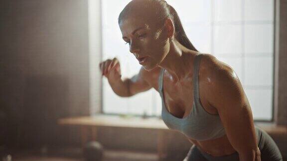 女人在体能训练后喘气擦汗