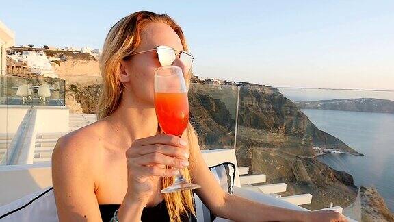 饮料和太阳眼镜反射火山