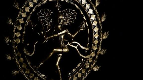湿婆神在黑色背景上旋转